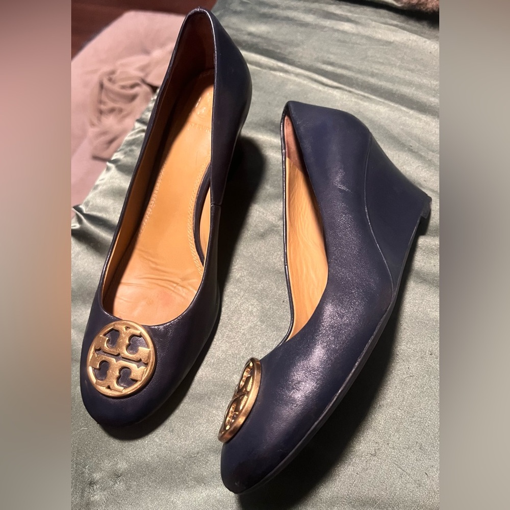 Tory Burch Chelsea Wedge gold Medallion Pump  navy blue Leather Heels Size 8